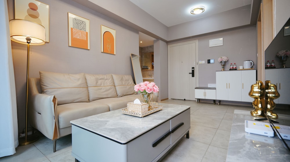 Business Suite, City View