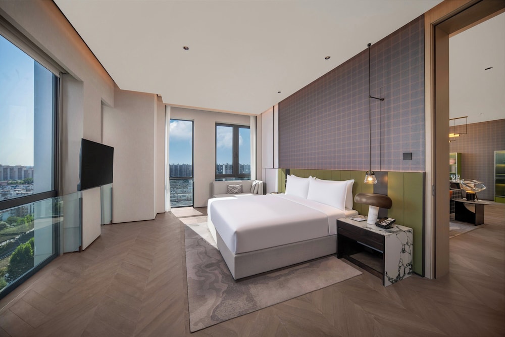 Suite with Dining Area, 1 Bedroom (Living and Dining Area)