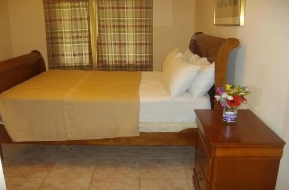 Economy Twin Room, 2 Queen Beds, Accessible, Garden View photo 3