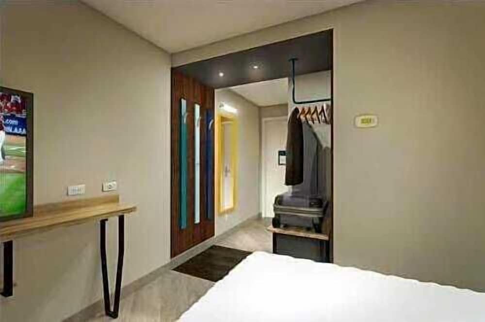 Room, 2 Queen Beds photo 2