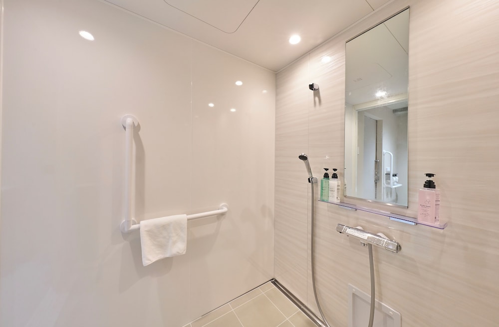 Private Room for 4-5 with Private Shower room, Non Smoking (1 Double + 3 Singles) thumbnail 6