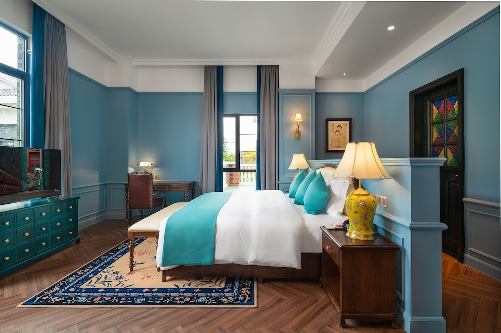 Premium Room, 1 King Bed with Sofa bed, Courtyard View