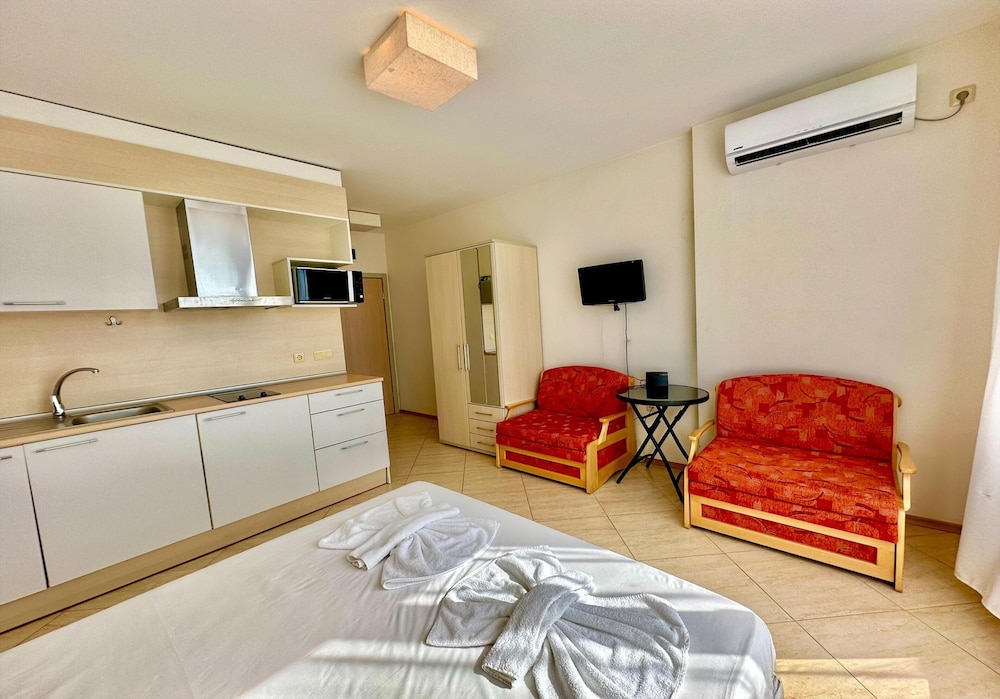 Family Studio, Balcony