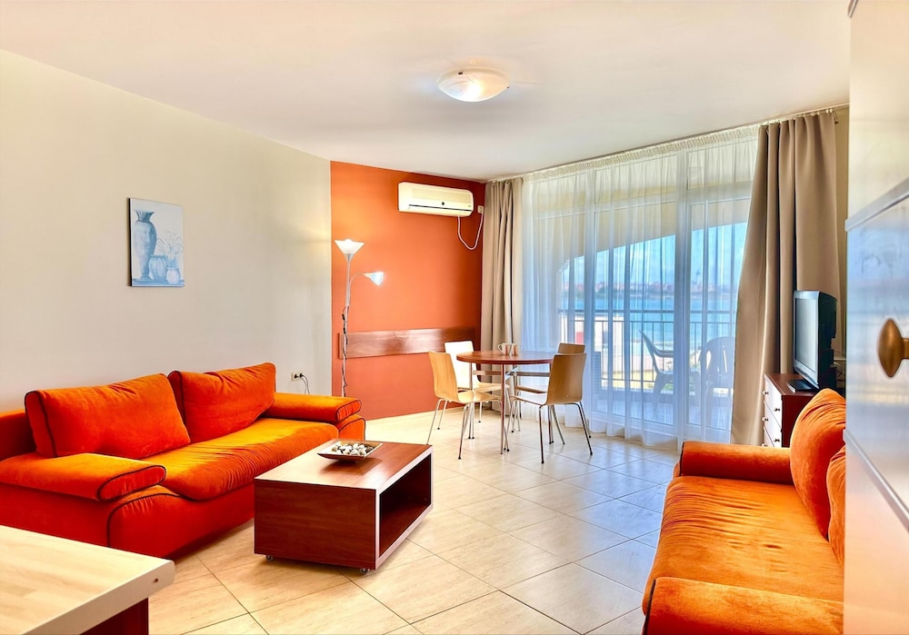 Standard Studio, Sea View