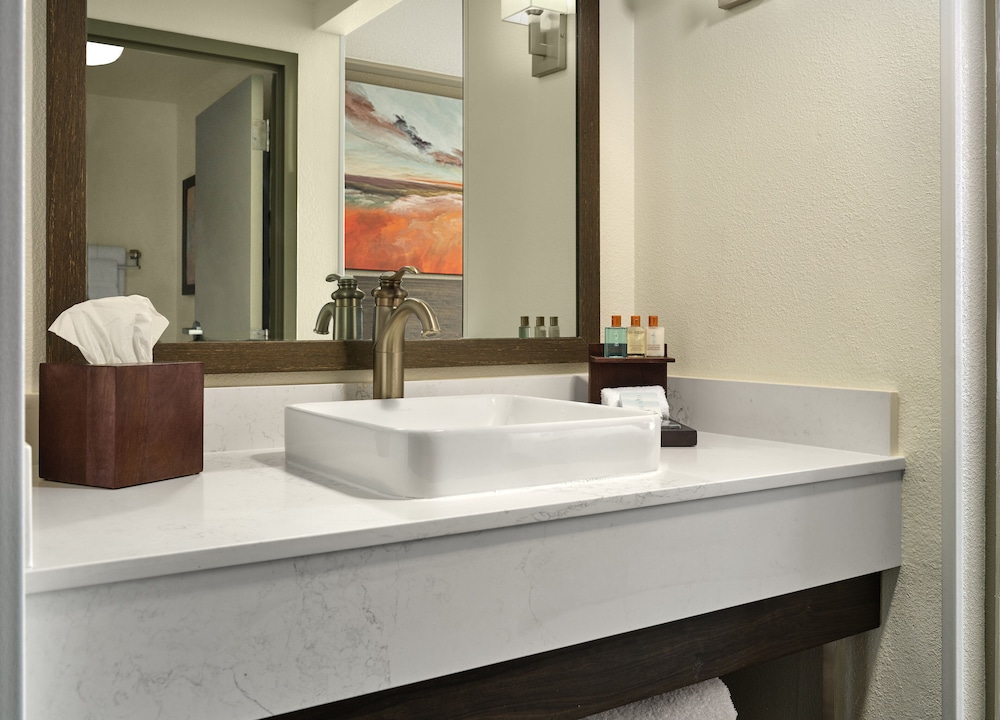 Suite, Multiple Beds (Queen Suite) thumbnail 6