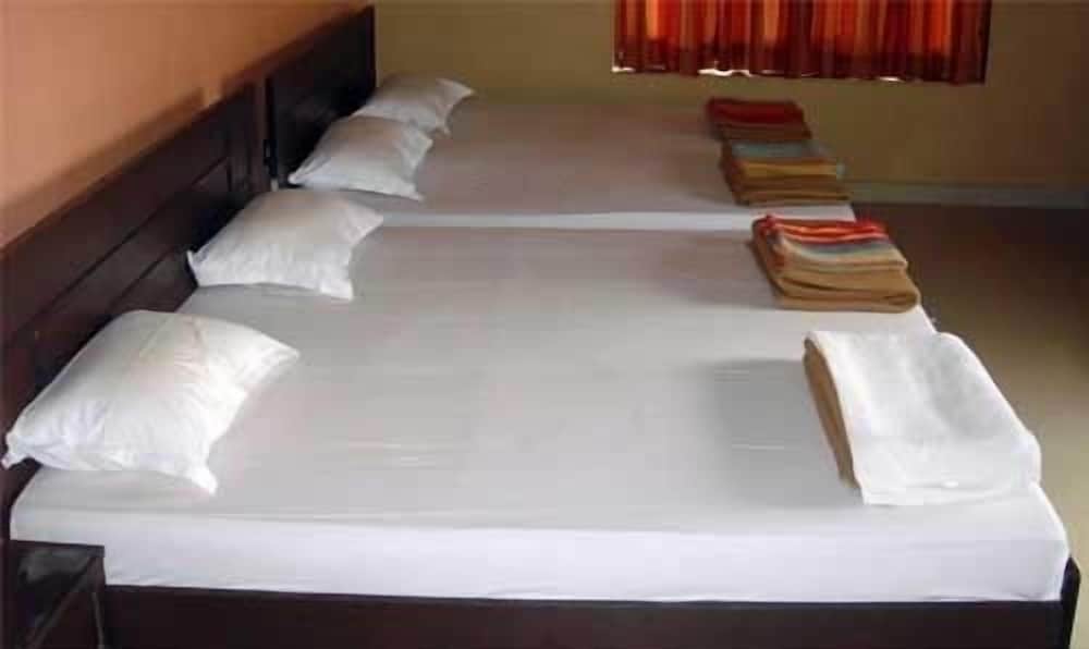 Deluxe Room (Quadruple Occupancy) photo 3