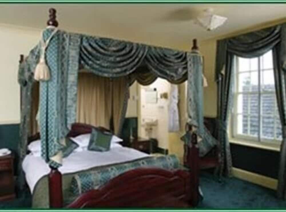 Suite, Ensuite (4 Poster)