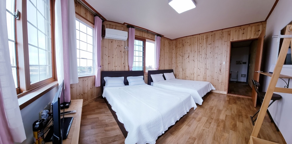 Family Double or Twin Room, 2 Queen Beds, Non Smoking, Partial Sea View photo 1