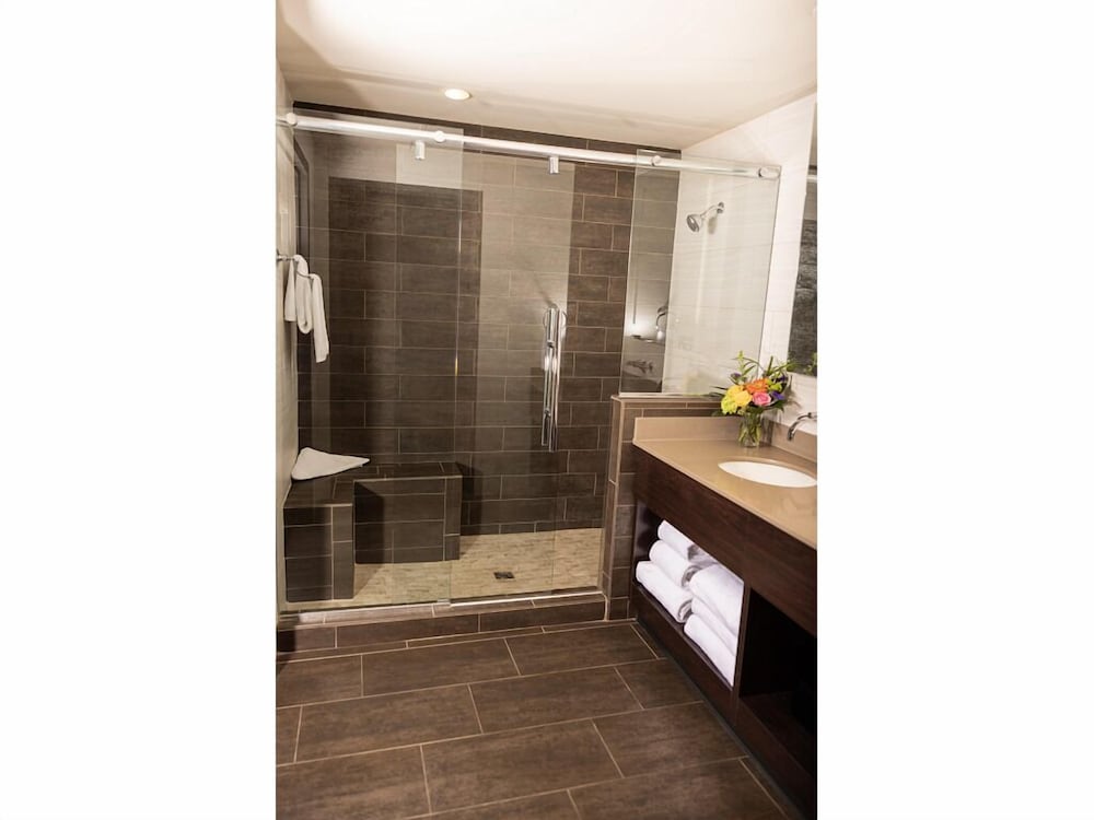 Deluxe Room, 2 Queen Beds (Deluxe Double Queen) - Photo 4