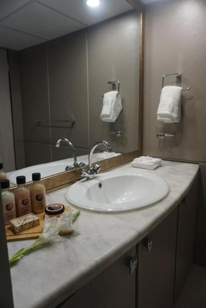 Deluxe Double Room - Photo 12