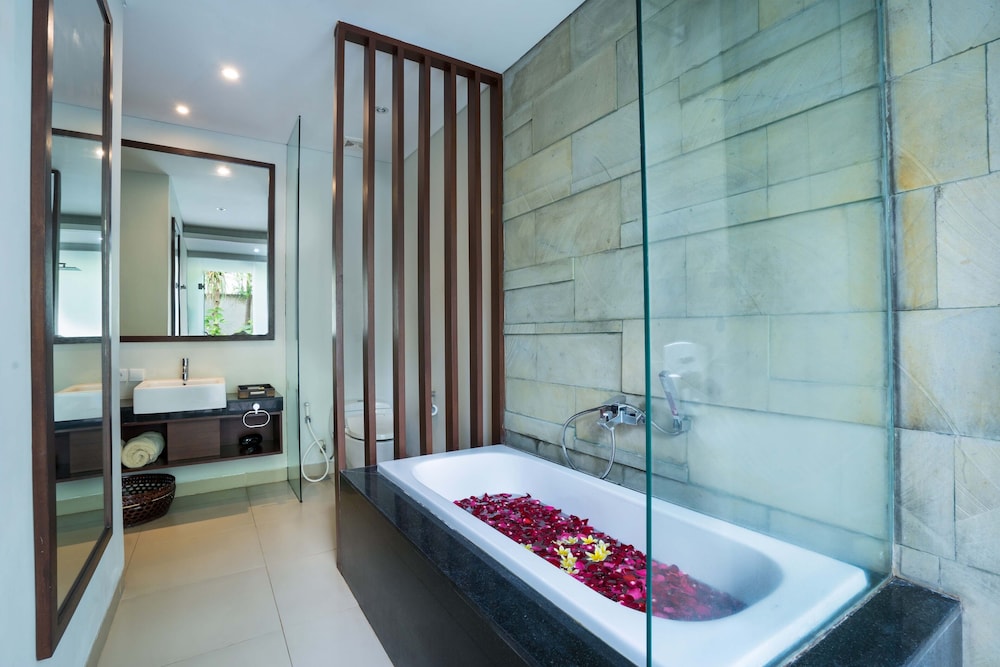 Balinese Custom Package at One Bedroom Pool Villas (Free Balinese Photo Session) thumbnail 6