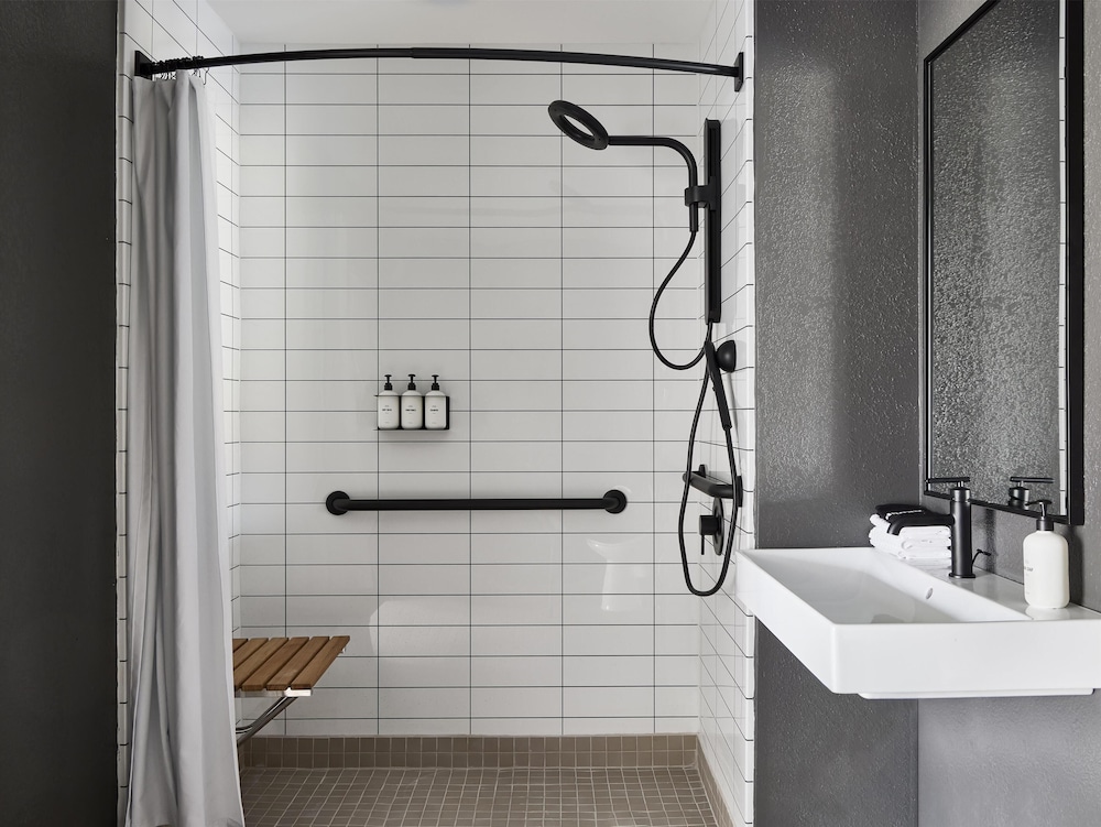 Room, Multiple Beds, Accessible, Balcony (Mobility & Hearing, Roll-In Shower) - Photo 8