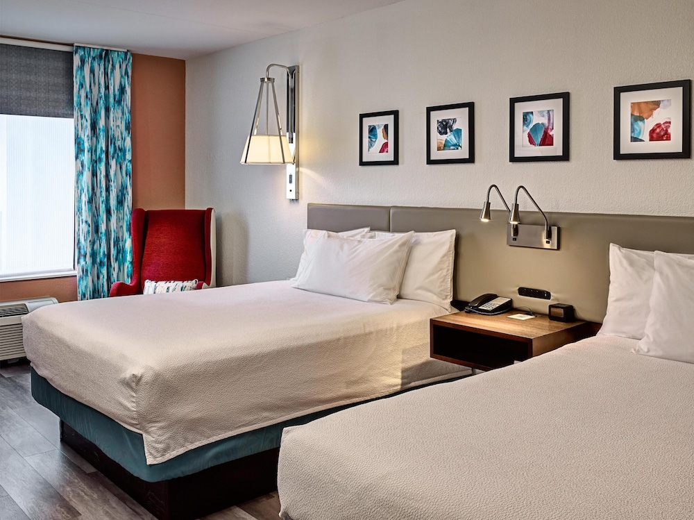 Junior Suite, 2 Queen Beds, Accessible, Bathtub (Hearing)