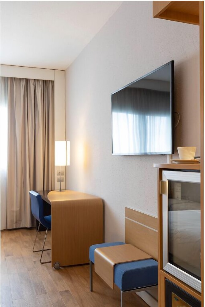 Standard Room, 1 King Bed photo 3