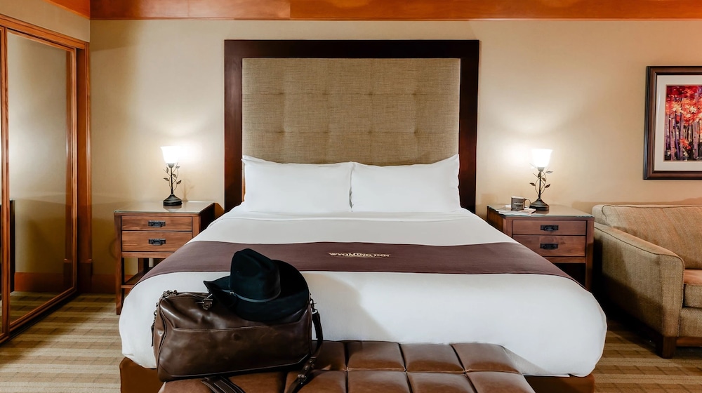 Suite, 1 King Bed (Premium King Junior Suite) - Photo 3