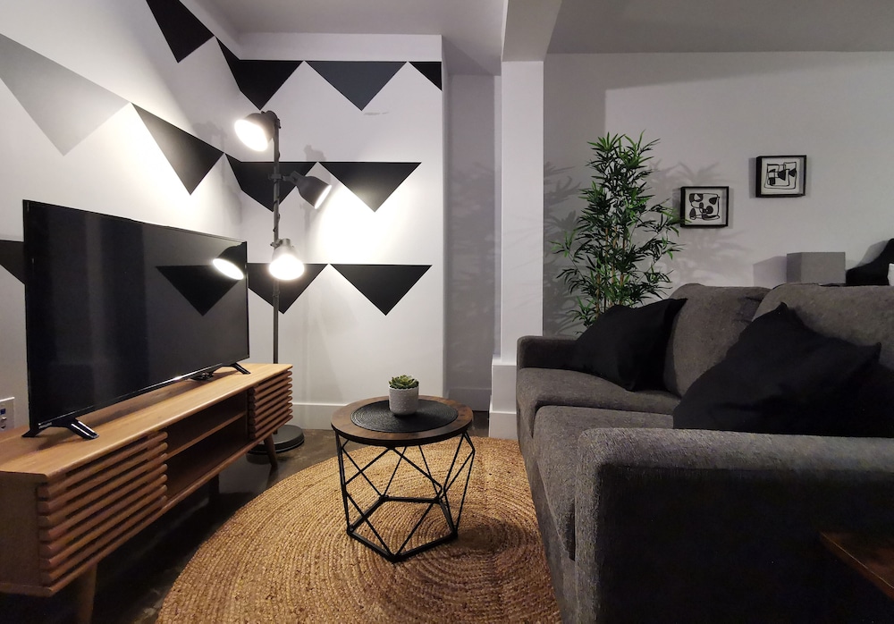 Studio Suite (404)