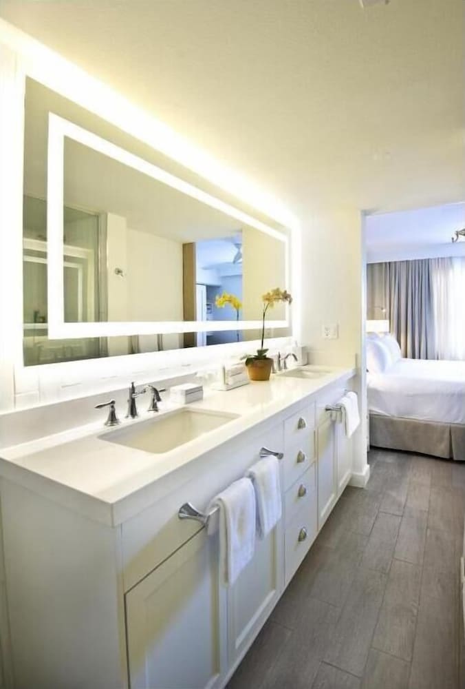 Deluxe Room, 1 King Bed with Sofa bed, Courtyard View (Luxury King) - Photo 5