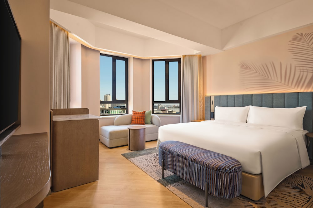 Deluxe Room, 1 King Bed with Sofa bed photo 2