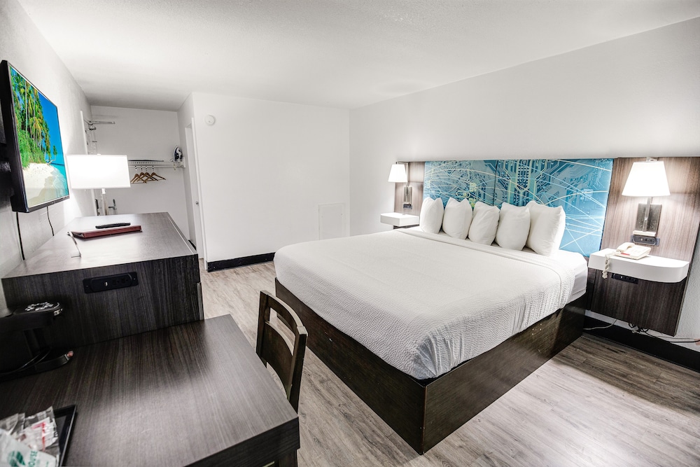Standard Single Room 1 King Bed Partial Ocean View(No Pets) photo 3