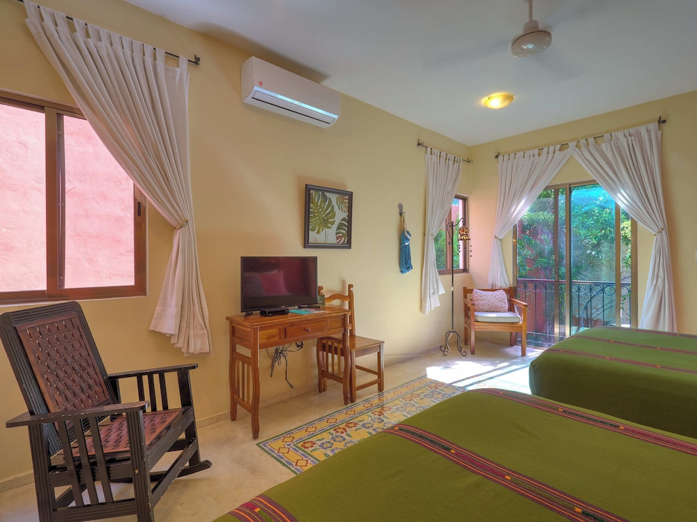 Room, 2 Queen Beds, Garden View photo 2