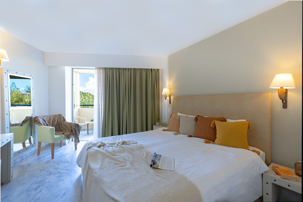 Standard Room, Pool View photo 3