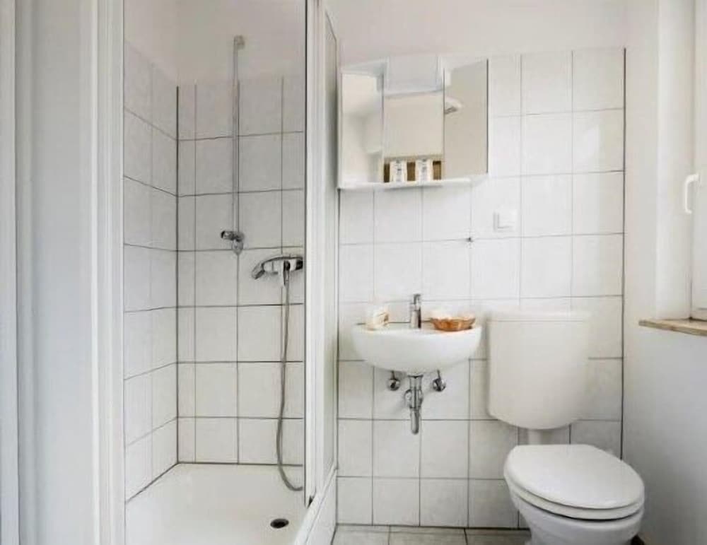 Standard Single Room, Ensuite photo 2