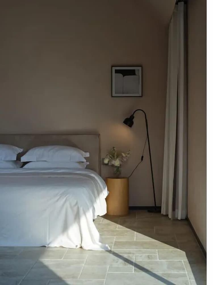 Romantic Studio Suite, Courtyard View photo 2