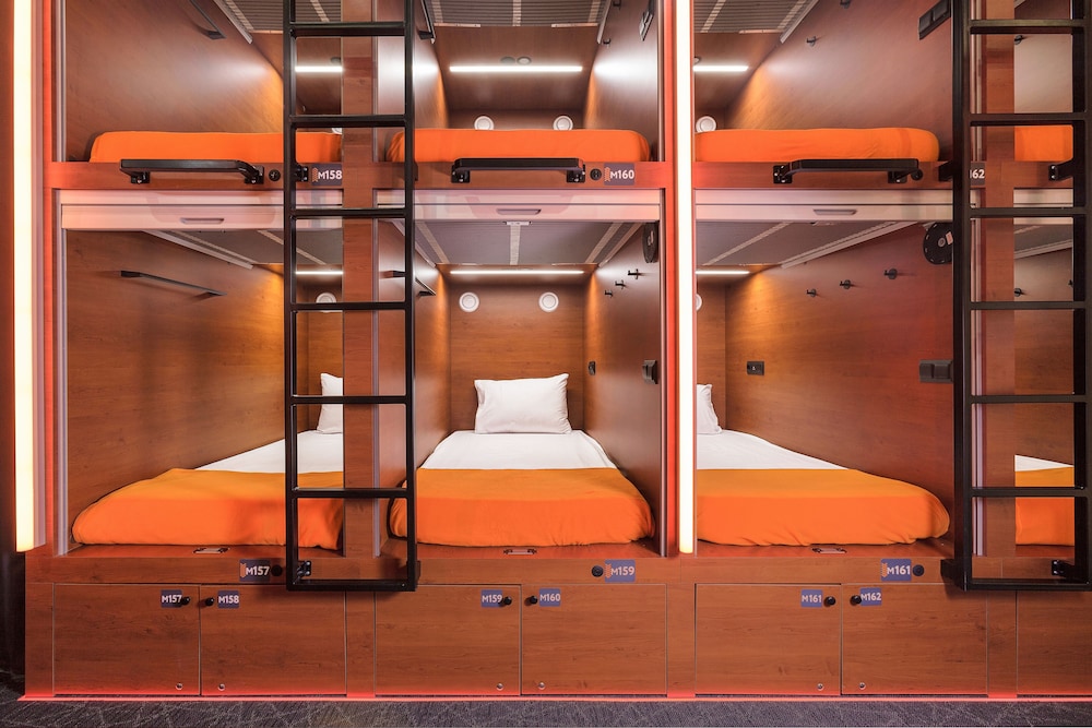Single lower capsule (6-hour Accommodation)