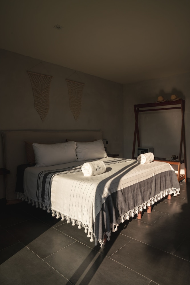 Deluxe Studio Suite - Photo 9