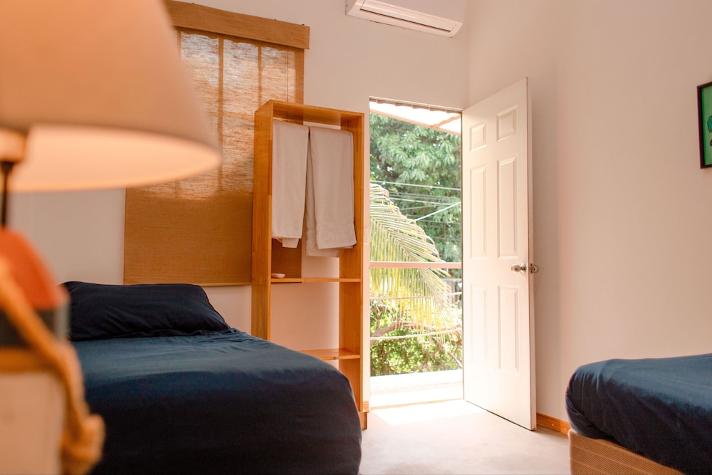 Economy Room (La Izquierda)