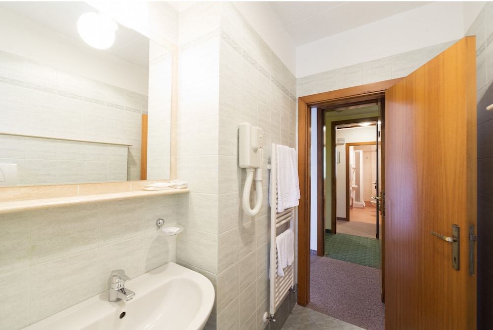 Twin Room with extra bed - Photo 7