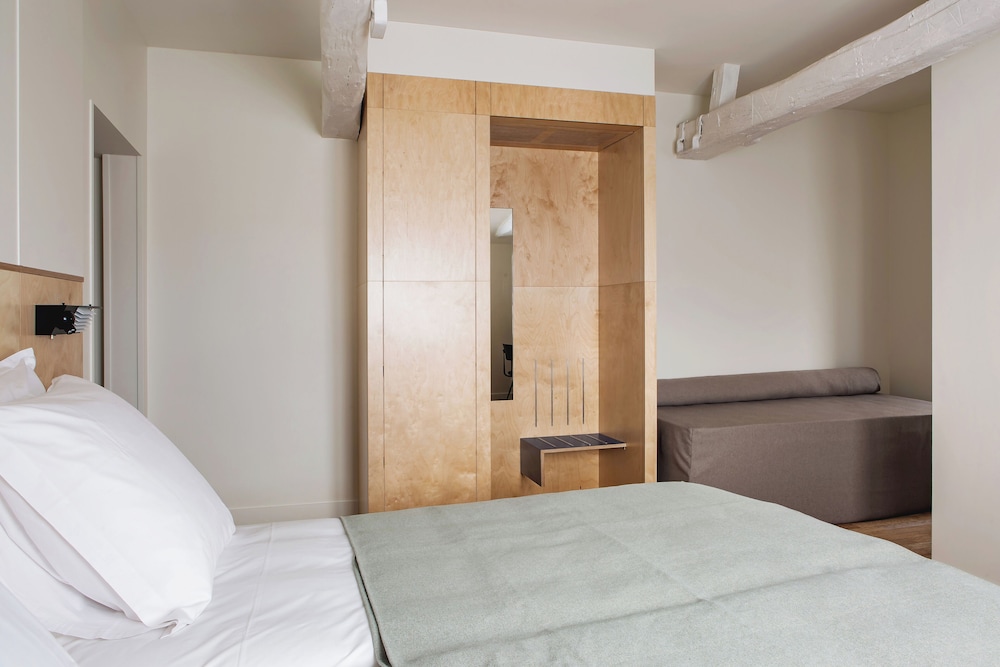 Superior Triple Room thumbnail 5