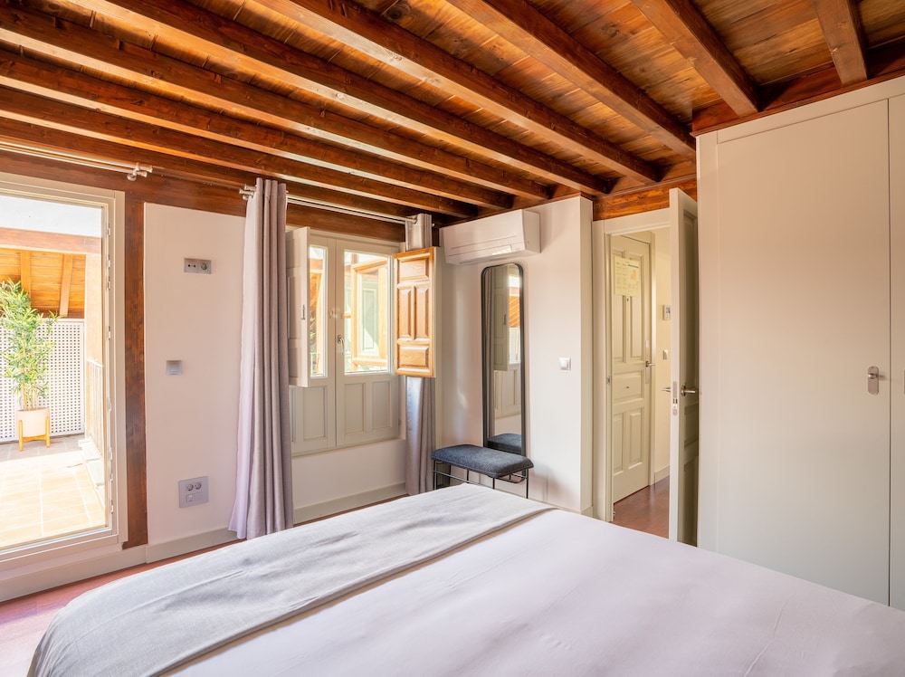 One-bedroom Apartment with Rooftop Terrace - Photo 2