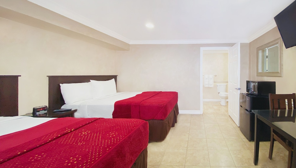 Family Double Room, 2 Queen Beds, Non Smoking, Refrigerator & Microwave