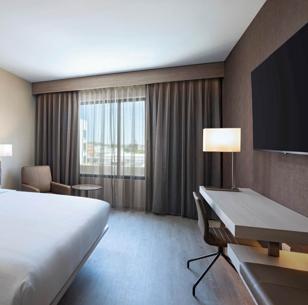 Deluxe Room, 1 Double Bed (Mobility Accessible, Roll-in Shower)