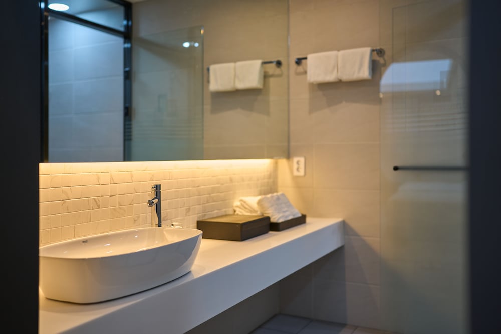 Premium Twin Room - Photo 7