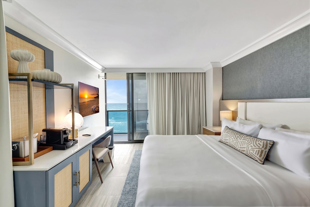 Deluxe Room, 1 King Bed, Ocean View (King Balcony Oceanfront) - Photo 1