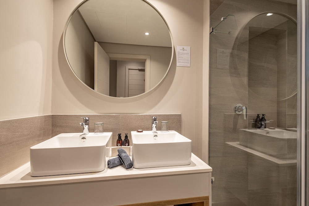 Luxury Suite - Photo 14
