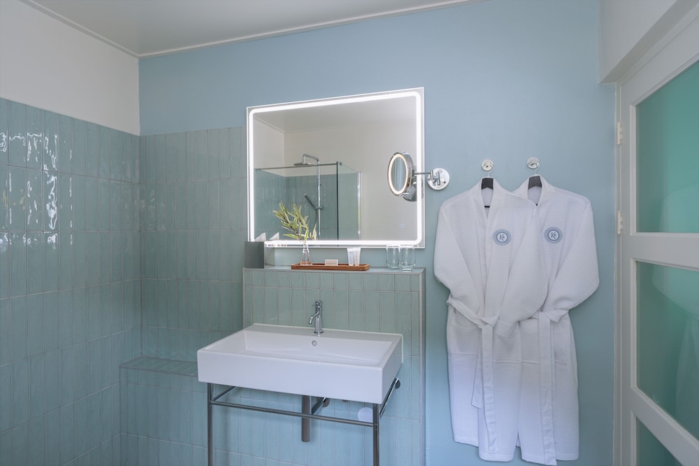 Superior King Room - Photo 8