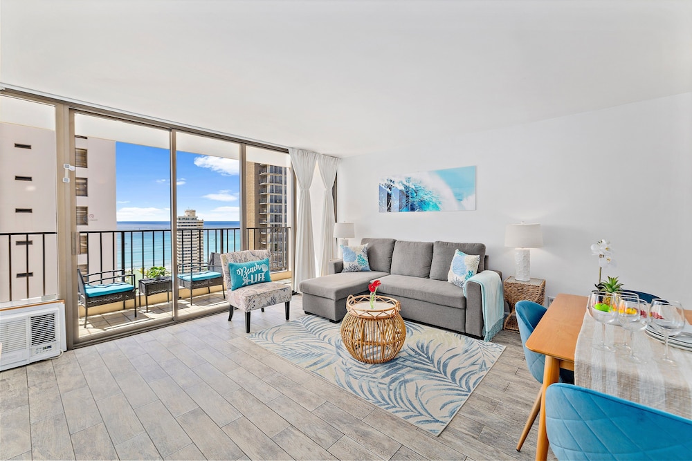 High Floor Ocean View Condo (King Bed and Parking): Suite, 1 Bedroom, Balcony, Ocean View (0025) photo