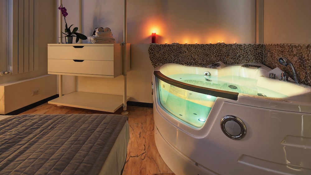 Luxury Double or Twin Room, 1 Bedroom, Jetted Tub, City View photo 3