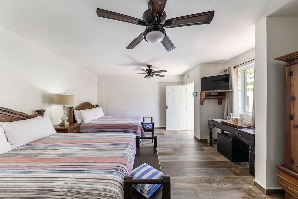 Standard Room, 2 Queen Beds photo 3