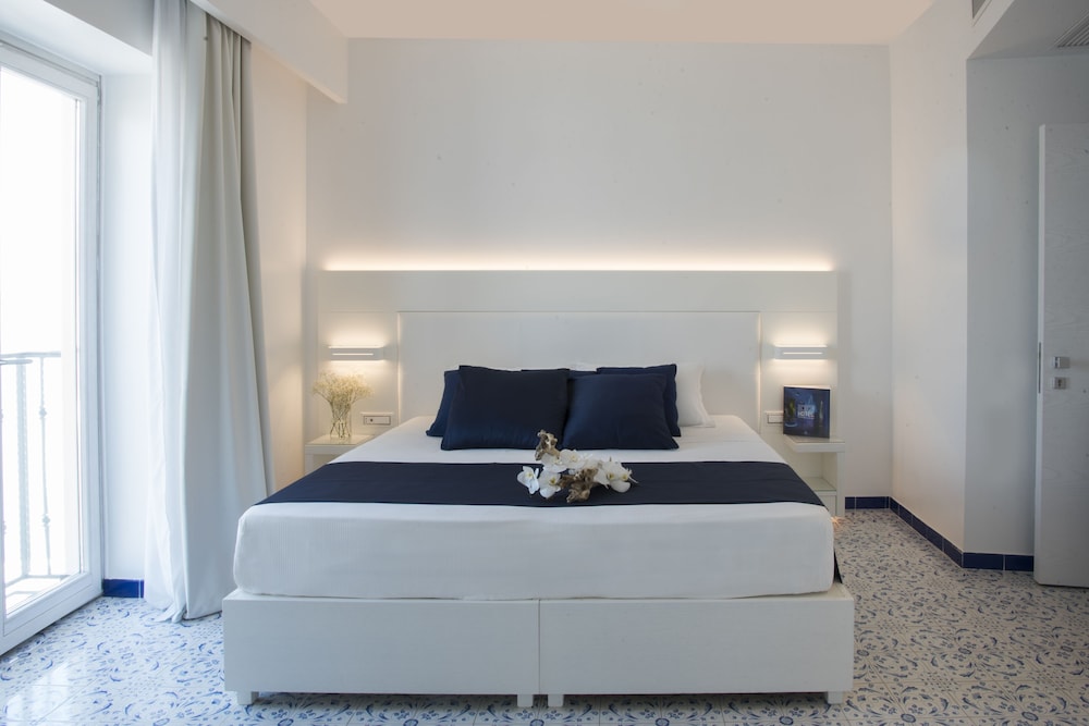 Junior Suite, 1 Double Bed, Partial Sea View - Photo 4