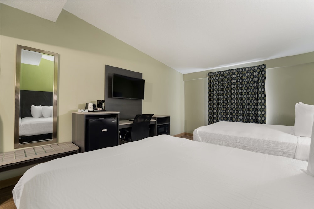 Standard Room, 2 Queen Beds, Smoking, Refrigerator & Microwave - Photo 2
