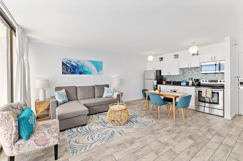High Floor Ocean View Condo (King Bed and Parking): Suite, 1 Bedroom, Balcony, Ocean View (0025) photo