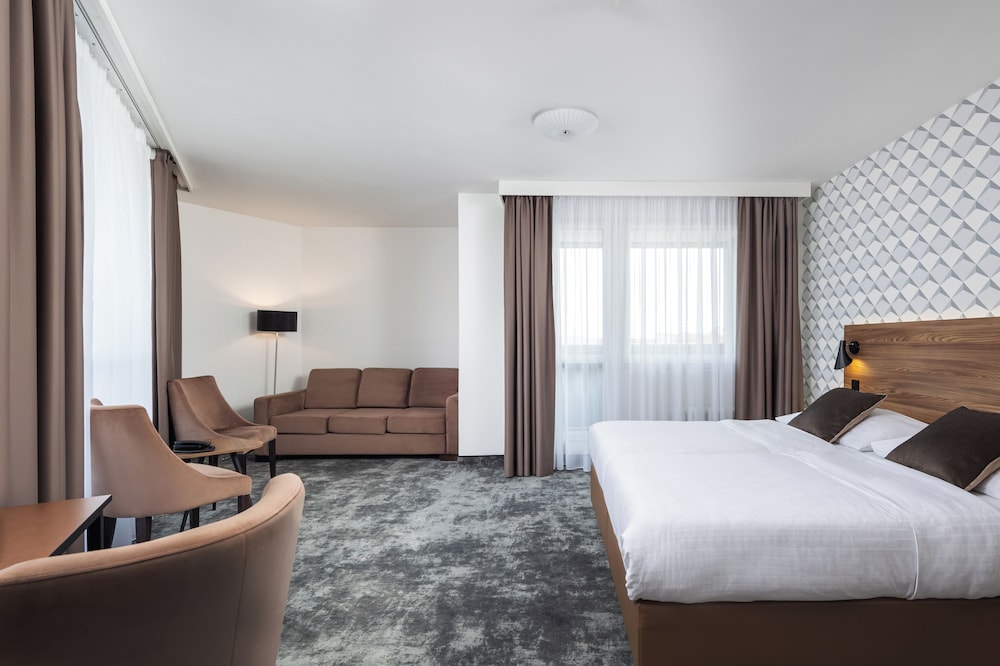 Deluxe Suite, Pool Access - Photo 1