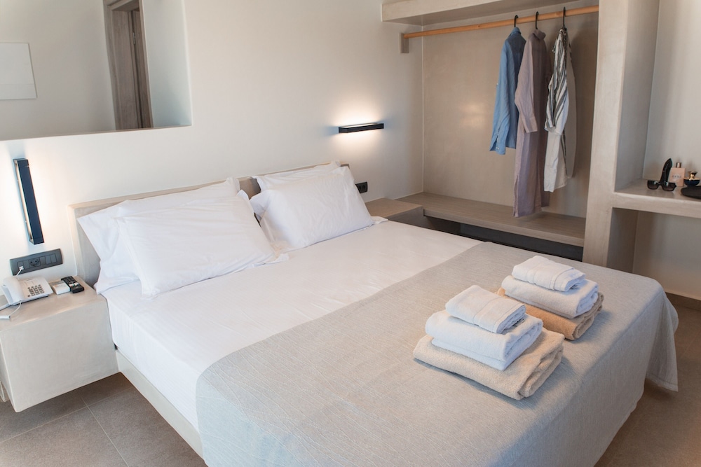 Deluxe Suite with Outdoor Hot Tub and Panoramic Sea view