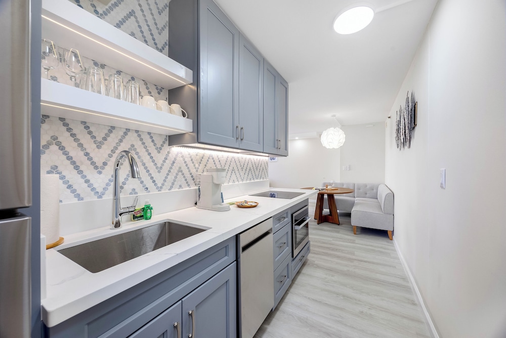 Premium Remodeled Condo with Ocean View and Parking: Premium Suite, 1 King Bed, Air conditioning, Ocean View (0194) photo