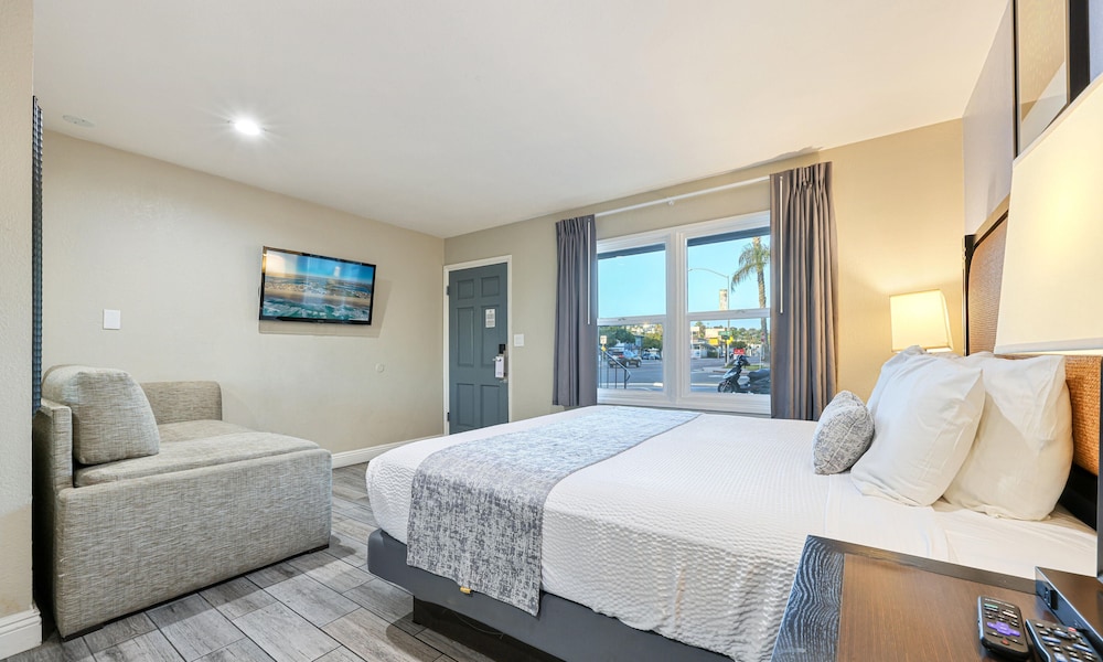 Suite, 1 Queen Bed with Sofa bed, Kitchenette photo 1