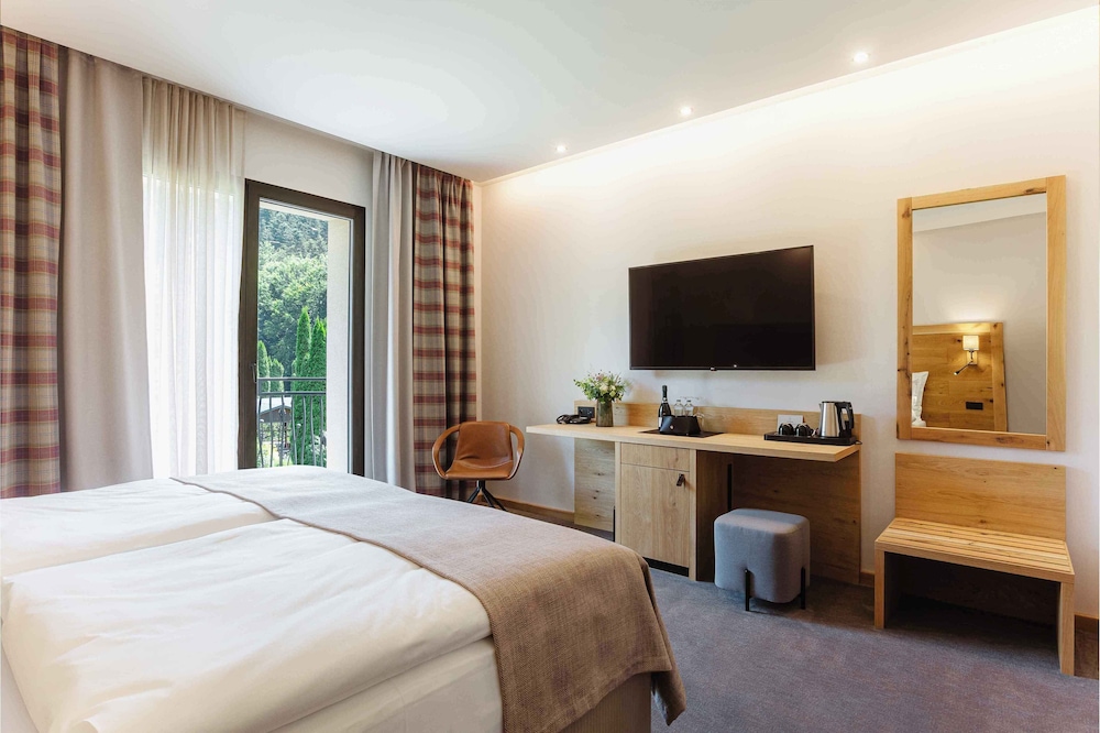 Deluxe Double or Twin Room, Balcony, Hill View photo 1